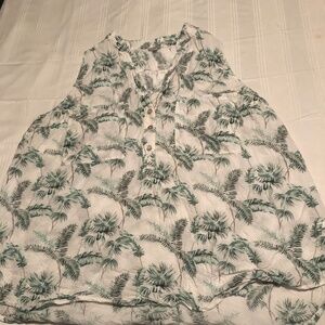 Kismet xxl blouse, sleeveless, button up , v neck, green and white, like new